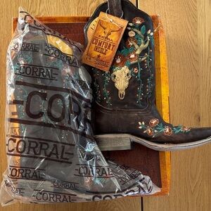 Corral Women's Embroidered Western Boots - Black and Brown